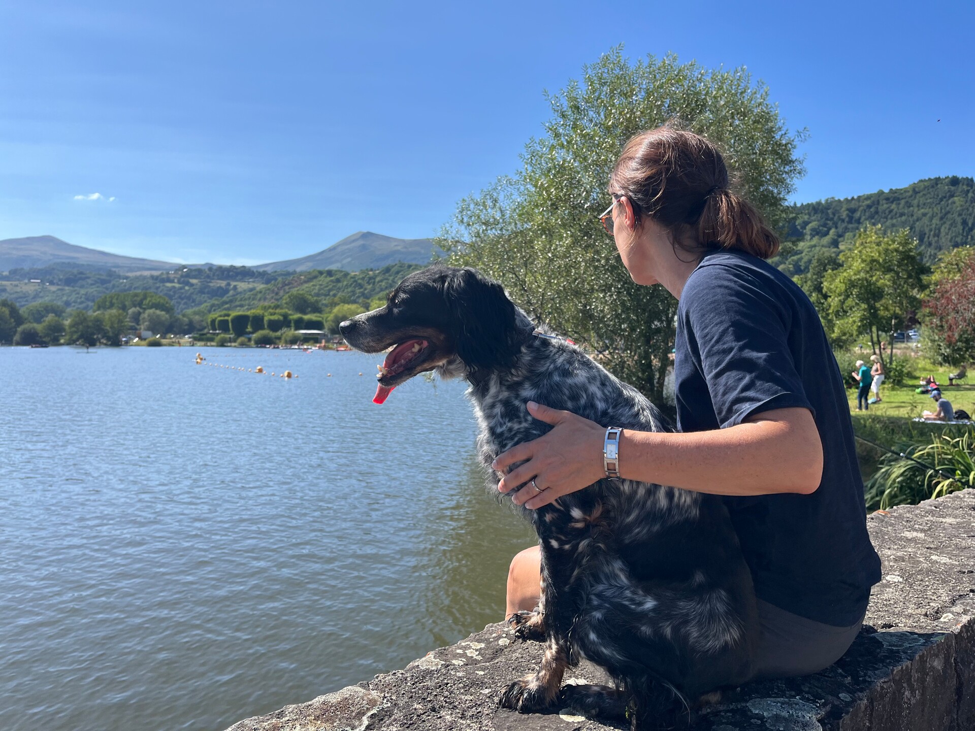 Au bord du Lac Chambon avec son chien